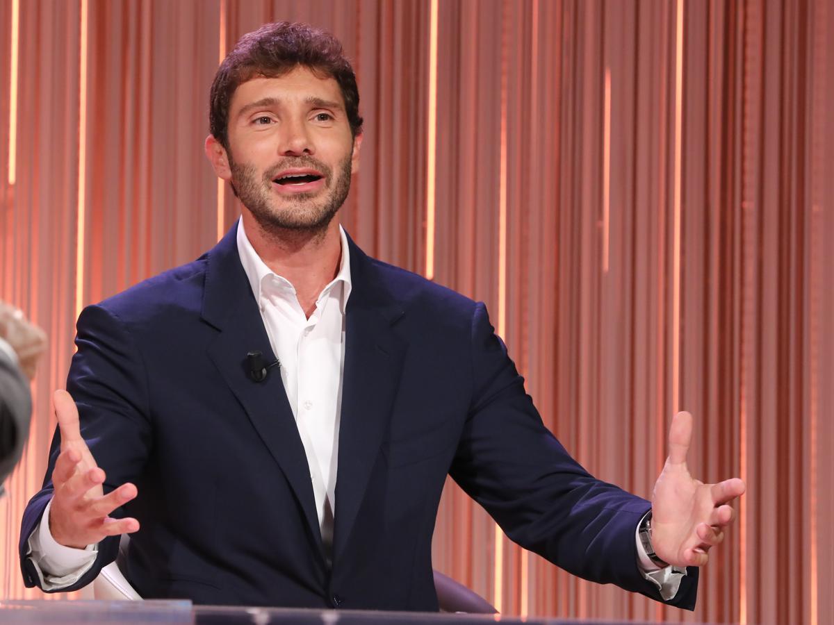 Stefano De Martino in prima serata e torna la serie boom degli ascolti tv: Rai sferra l’attacco a Mediaset Stefano De Martino in prima serata e torna la serie boom degli ascolti tv: Rai sferra l’attacco a Mediaset