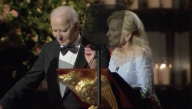 Biden in lacrime alla Casa Bianca dopo il discorso della moglie