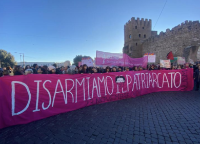 A Roma il corteo Non Una di Meno contro la violenza sulle donne, bruciata una foto di Valditara dopo le polemiche