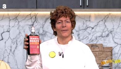 Sinner, l’amaro contro il reflusso accelerato e poi… l’imitazione al GialappaShow vale una vittoria in Coppa Davis / VIDEO