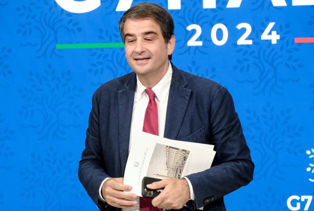Galleria foto 'Sondaggio, Fitto vice-presidente della Commissione europea piace a quasi tre italiani su quattro. Ben oltre i partiti di Centrodestra' - foto 1