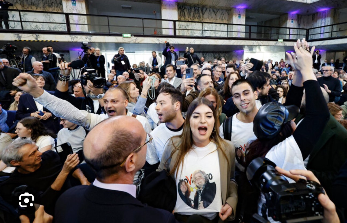Manifestanti pro Grillo e contro Conte protestano alla Costituente del Movimento 5 Stelle | video Manifestanti pro Grillo e contro Conte protestano alla Costituente del Movimento 5 Stelle | video