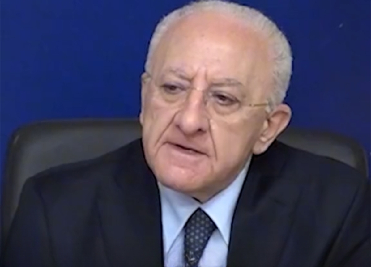 De Luca demolisce il Pd e Schlein: “Questi non sono capaci nemmeno di conquistare il voto della madre”