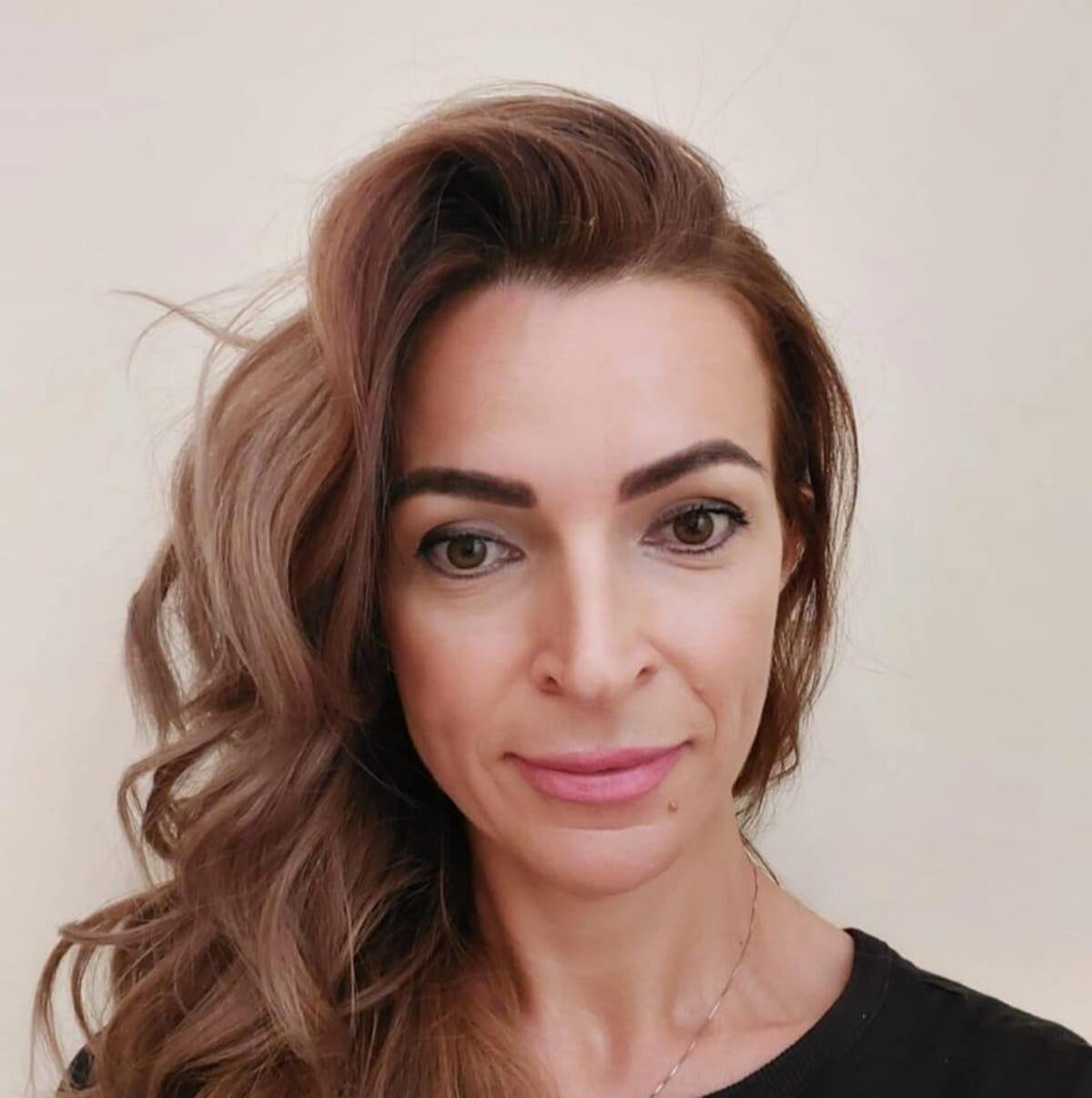 Chi è la moglie di Vannacci. Camelia Mihailescu, la romena con due lauree che ha stregato il generale e non è gelosa