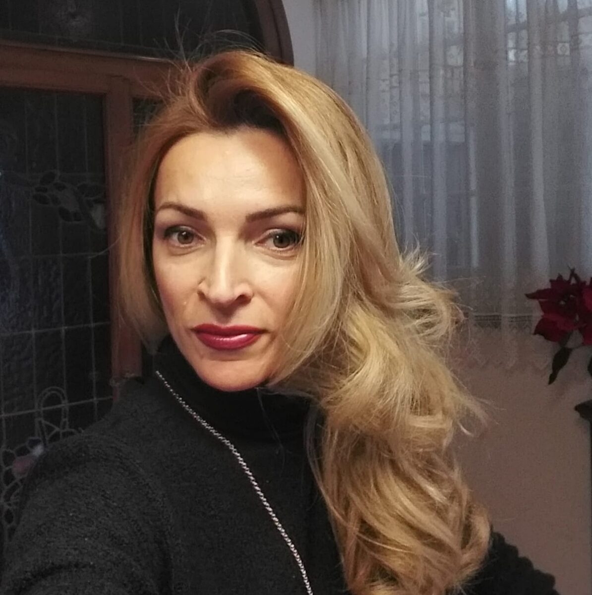 Chi è la moglie di Vannacci. Camelia Mihailescu, la romena con due lauree che ha stregato il generale e non è gelosa