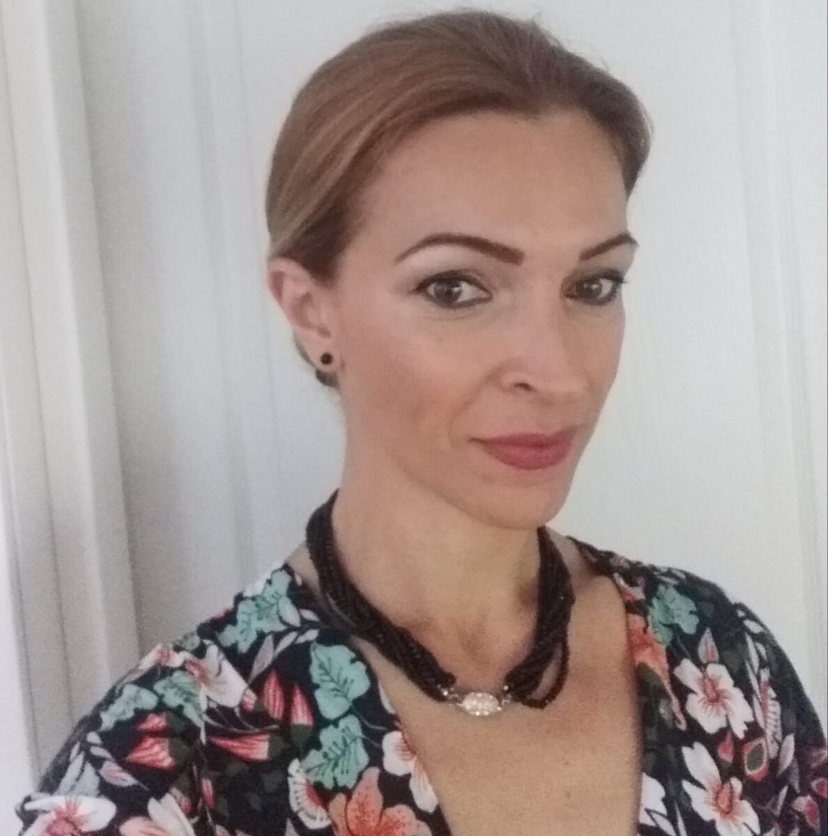 Chi è la moglie di Vannacci. Camelia Mihailescu, la romena con due lauree che ha stregato il generale e non è gelosa