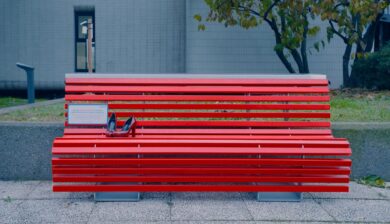 Le panchine rosse di A2A per sensibilizzare contro la violenza di genere