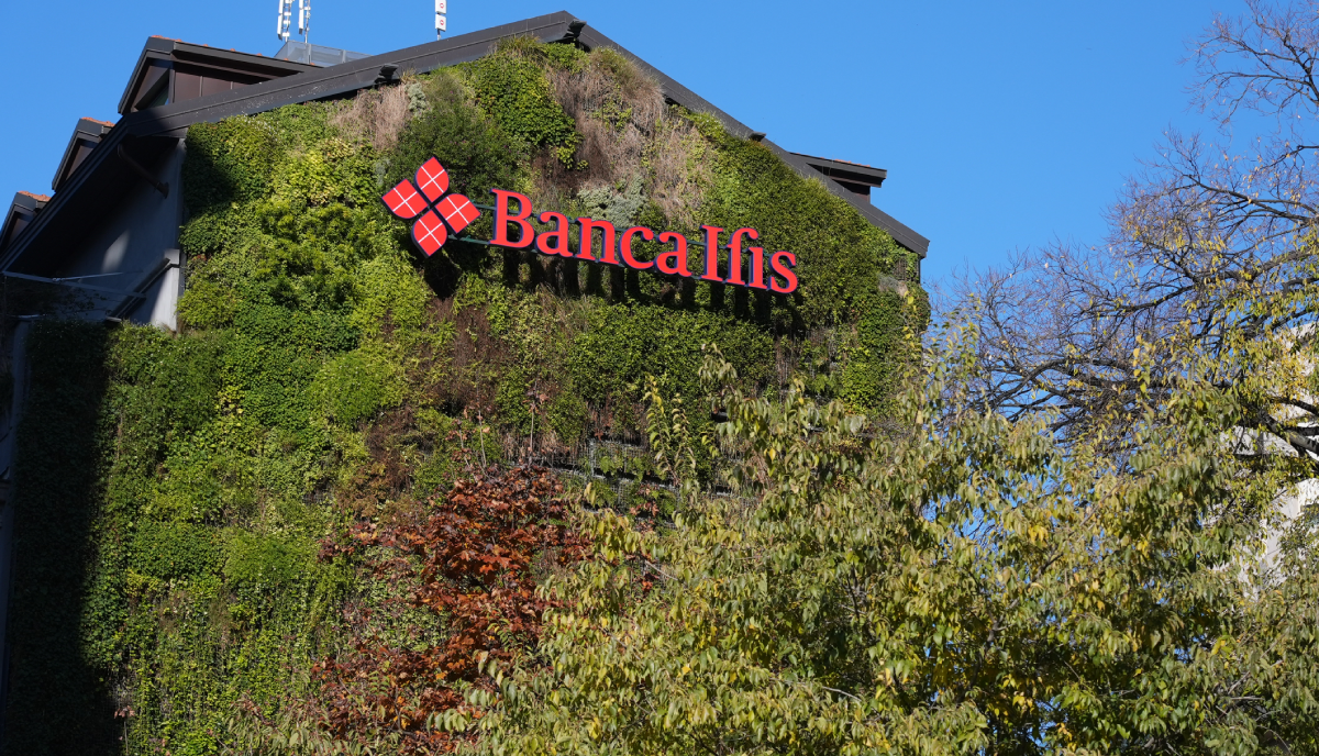 25 novembre, Banca Ifis: maxi installazione contro la violenza sulle donne 25 novembre, Banca Ifis: maxi installazione contro la violenza sulle donne