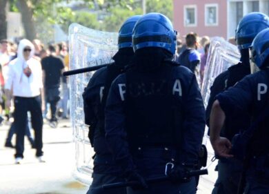 Milano, in centinaia in strada per il giovane morto dopo un inseguimento con i carabinieri: quattro feriti