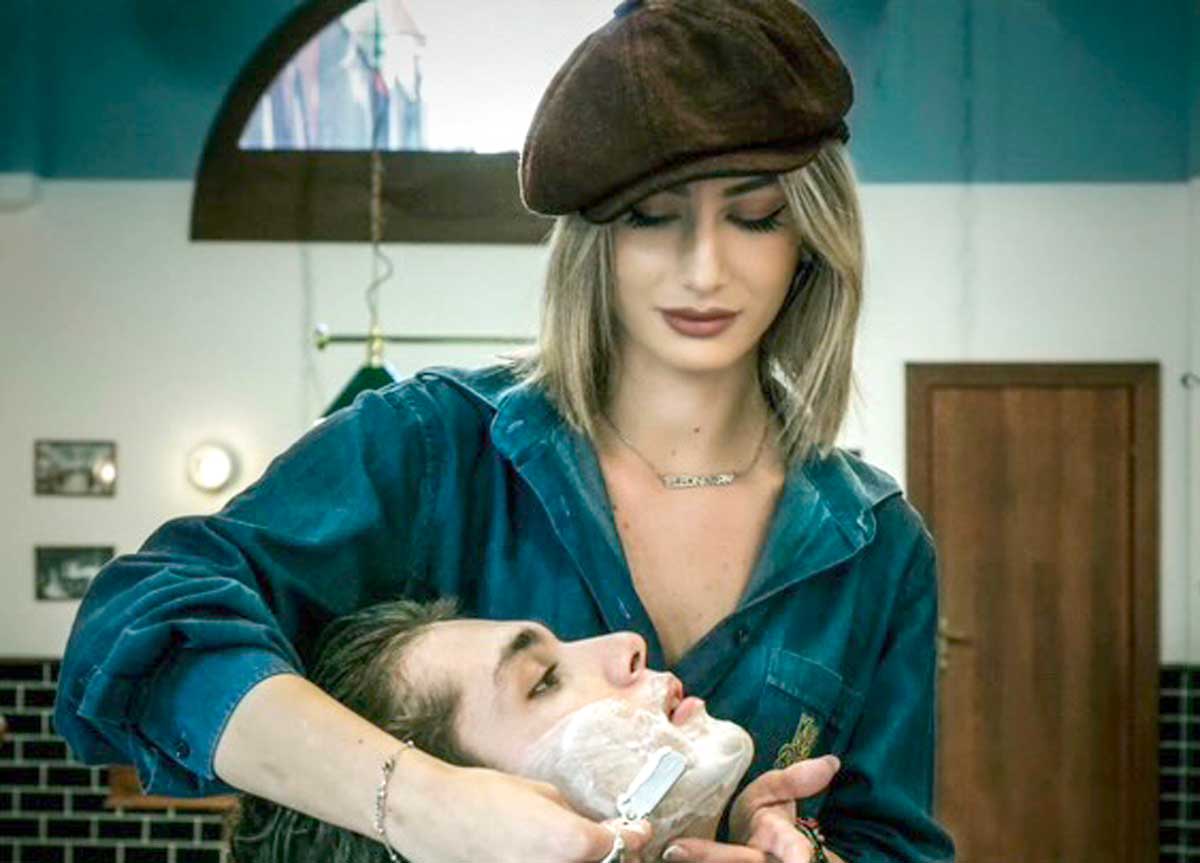 Addio alla pescivendola più bella d’Italia, a Roma c’è la barbiera più bella d’Italia e lavora alla Garbatella