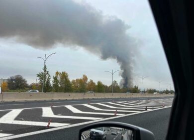 Devastato dal fuoco l’ex Poligrafico dello Stato a Tor Cervara occupato da 50 famiglie nomadi. Il fumo punta sul Centro, scatta l’emergenza diossina