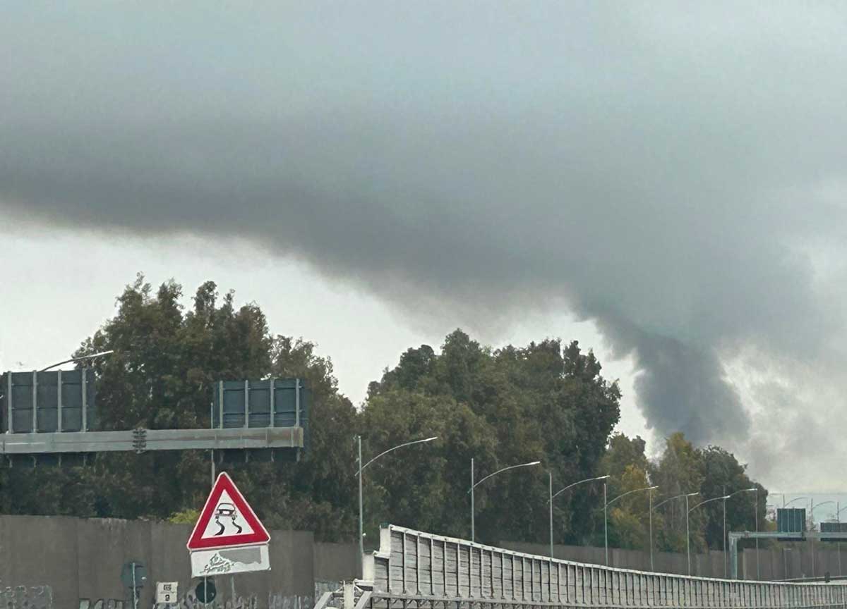 Devastato dal fuoco l’ex Poligrafico dello Stato a Tor Cervara occupato da 50 famiglie nomadi. Il fumo punta sul Centro, scatta l’emergenza diossina