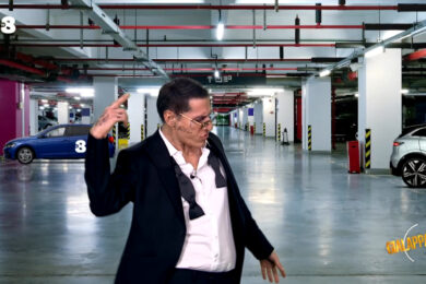 Achille Lauro-Giovanni Vernia citofona al GialappaShow. “Il coccodrillo come fa?” (E gli ascolti tv si impennano) / VIDEO