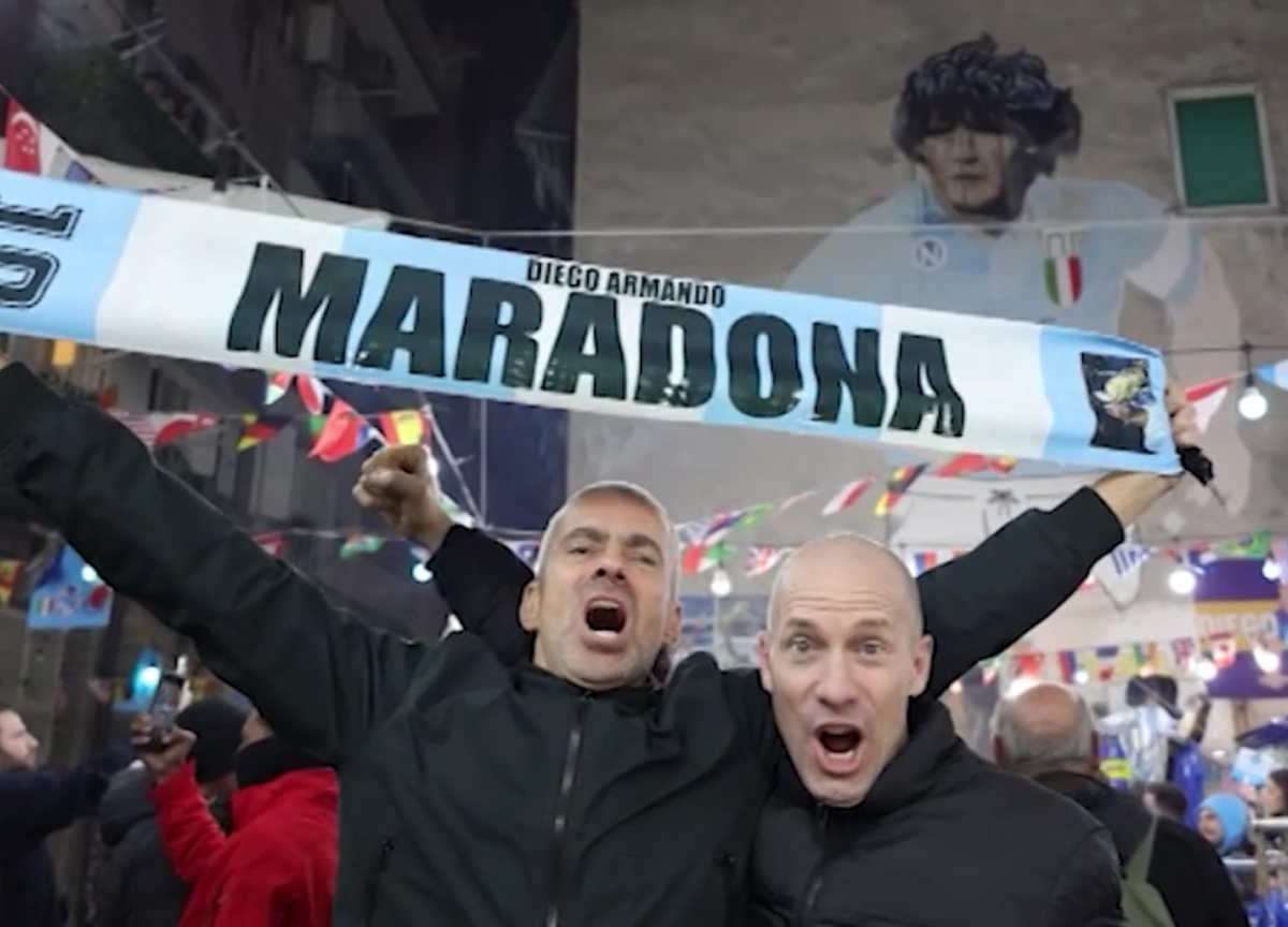 Napoli ricorda Maradona a 4 anni dalla morte: torce e fiaccolata ai Quartieri Spagnoli | VIDEO Napoli ricorda Maradona a 4 anni dalla morte: torce e fiaccolata ai Quartieri Spagnoli | VIDEO