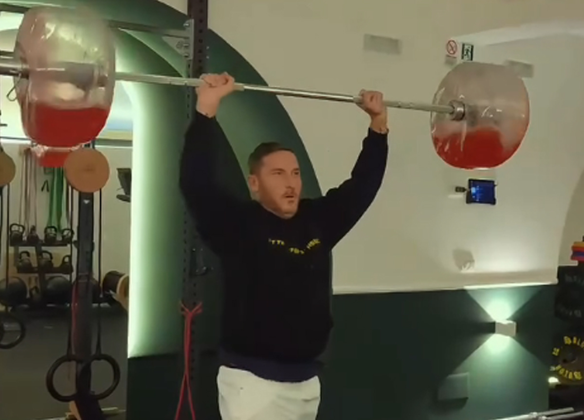 Francesco Totti pronto a tornare in serie A? L’allenamento postato sui social scatena i fan Francesco Totti pronto a tornare in serie A? L’allenamento postato sui social scatena i fan