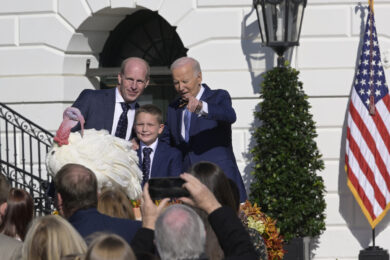 Usa, Biden prepara le valigie e grazia due tacchini per il Thanksgiving: Peach e Blossom fra gli uccelli liberi degli Stati Uniti d’America | VIDEO
