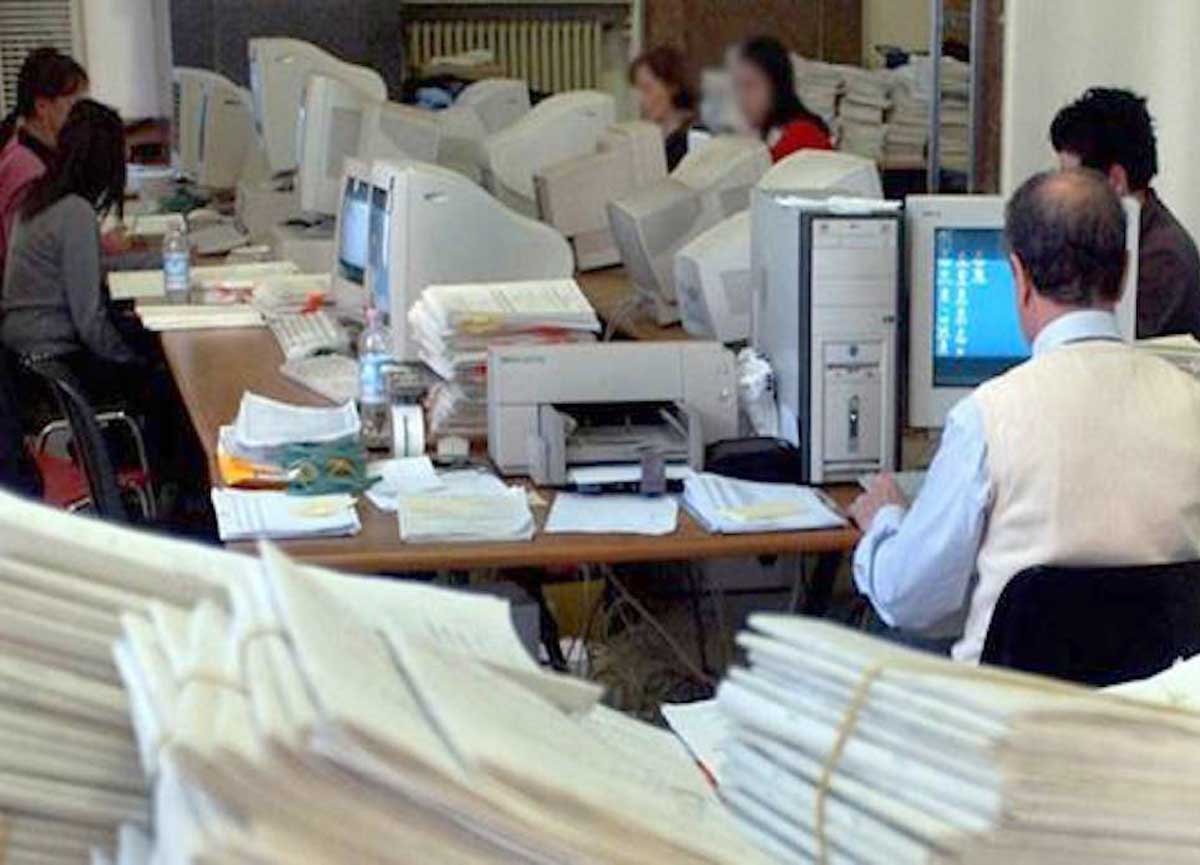 Fuga dalla pubblica amministrazione a Milano: salari bassi e boom di dimissioni, oltre 6mila uscite in 18 mesi Fuga dalla pubblica amministrazione a Milano: salari bassi e boom di dimissioni, oltre 6mila uscite in 18 mesi