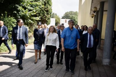 Caivano, sgombero di 36 case occupate. Gente in strada e urla alla polizia: “Jatavenne”. In 419 denunciati per abusivismo