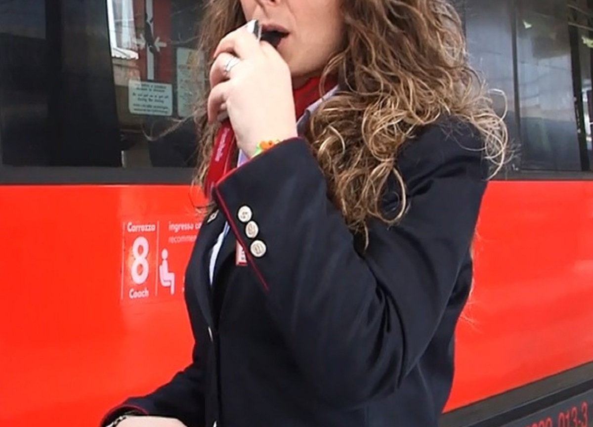 Emergenza violenza sui mezzi, un capotreno: “Mi hanno spezzato le dita. A un mio collega hanno versato in faccia lo yogurt” Emergenza violenza sui mezzi, un capotreno: “Mi hanno spezzato le dita. A un mio collega hanno versato in faccia lo yogurt”