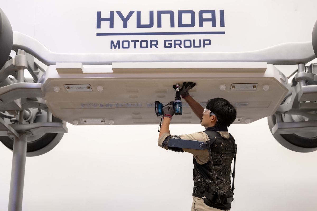 Hyundai e Kia rivoluzionano l’industria con il robot indossabile X-ble Shoulder
