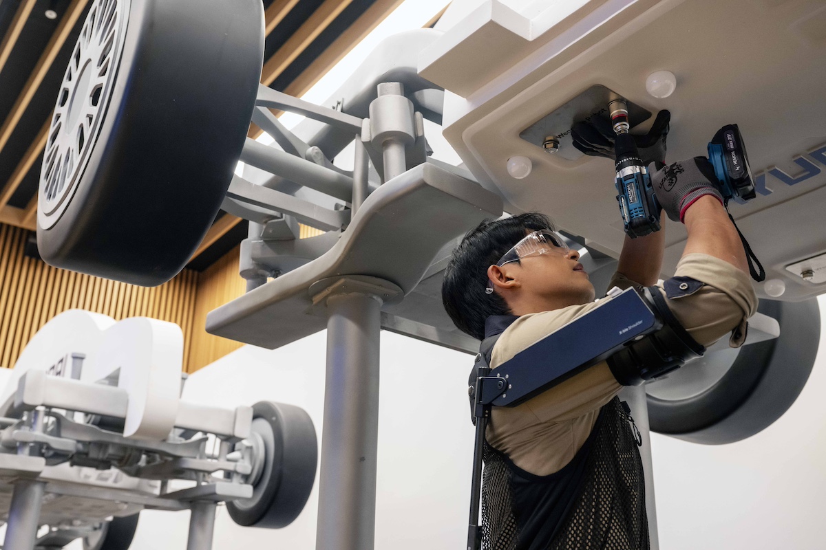 Hyundai e Kia rivoluzionano l’industria con il robot indossabile X-ble Shoulder