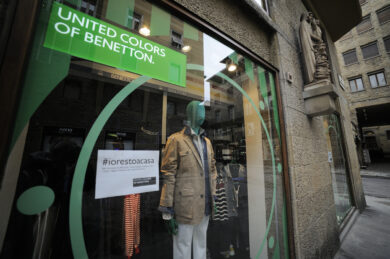 Benetton, la prima mossa del nuovo Ad Sforza: 500 negozi verso la chiusura. In dieci anni perdite per 1,6 miliardi