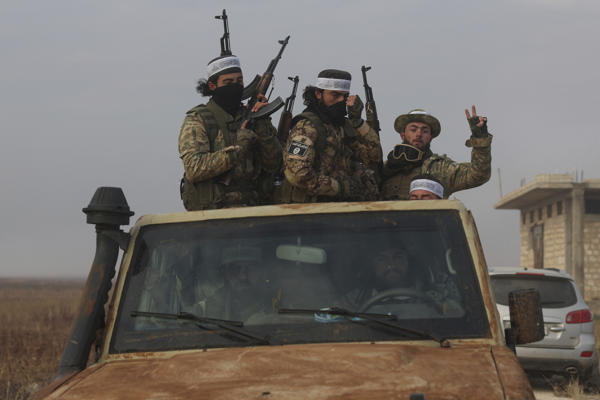 Medio Oriente, si riaccende il fronte della guerra in Siria: i ribelli jihadisti entrano ad Aleppo Medio Oriente, si riaccende il fronte della guerra in Siria: i ribelli jihadisti entrano ad Aleppo