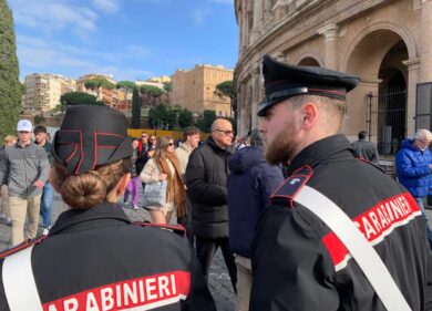 Paura al Colosseo: coltello alla testa, turista tedesco accerchiato e rapinato. Arrestati quattro giovanissimi tunisini