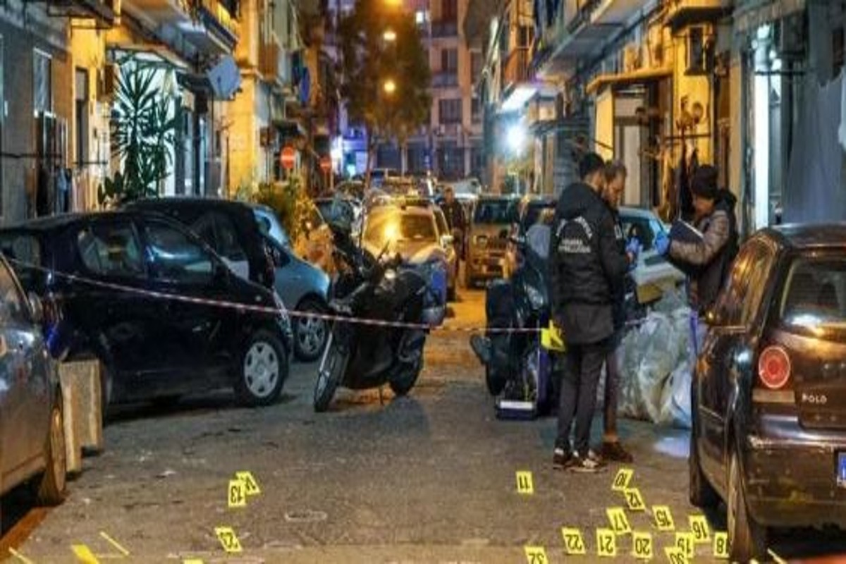 Napoli a mano armata: spari in strada, ferito un 36enne. Fermato un ragazzo di 18 anni Napoli a mano armata: spari in strada, ferito un 36enne. Fermato un ragazzo di 18 anni