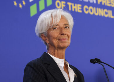 Bce, Lagarde avverte l’Europa sui dazi: “Bisogna trattare con Trump. E magari anche comprare americano”