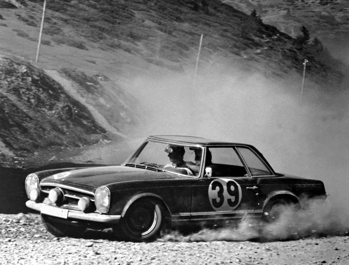 Mercedes-Benz 230 SL: la “Pagoda” che ha fatto la storia tra design e motorsport Mercedes-Benz 230 SL: la “Pagoda” che ha fatto la storia tra design e motorsport