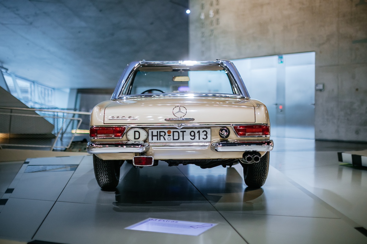 Mercedes-Benz 230 SL: la “Pagoda” che ha fatto la storia tra design e motorsport Mercedes-Benz 230 SL: la “Pagoda” che ha fatto la storia tra design e motorsport