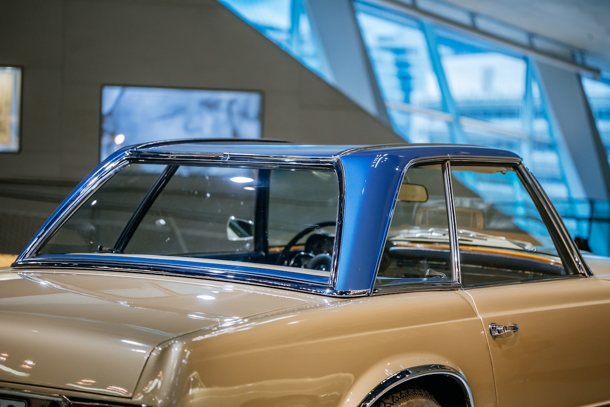 Mercedes-Benz 230 SL: la “Pagoda” che ha fatto la storia tra design e motorsport Mercedes-Benz 230 SL: la “Pagoda” che ha fatto la storia tra design e motorsport