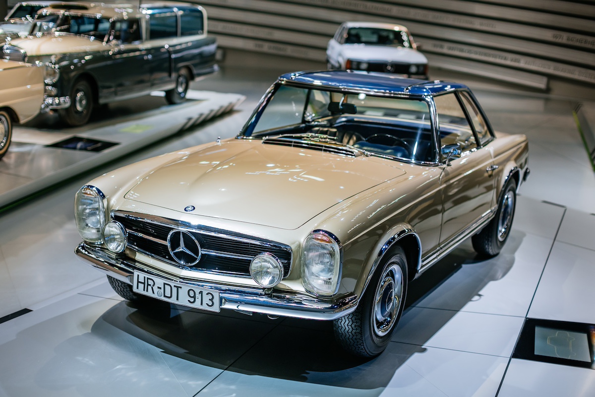 Mercedes-Benz 230 SL: la “Pagoda” che ha fatto la storia tra design e motorsport Mercedes-Benz 230 SL: la “Pagoda” che ha fatto la storia tra design e motorsport