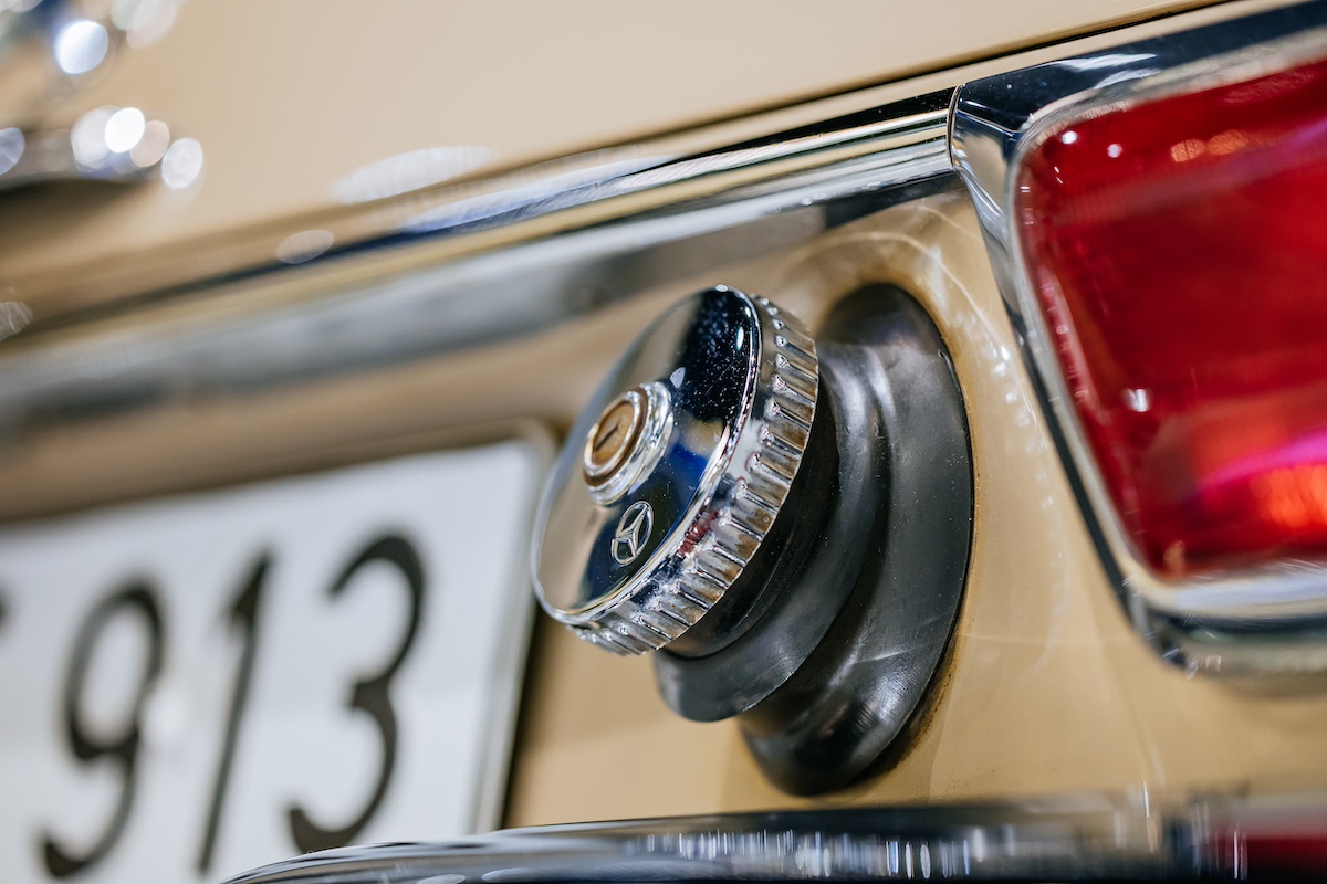 Mercedes-Benz 230 SL: la “Pagoda” che ha fatto la storia tra design e motorsport Mercedes-Benz 230 SL: la “Pagoda” che ha fatto la storia tra design e motorsport