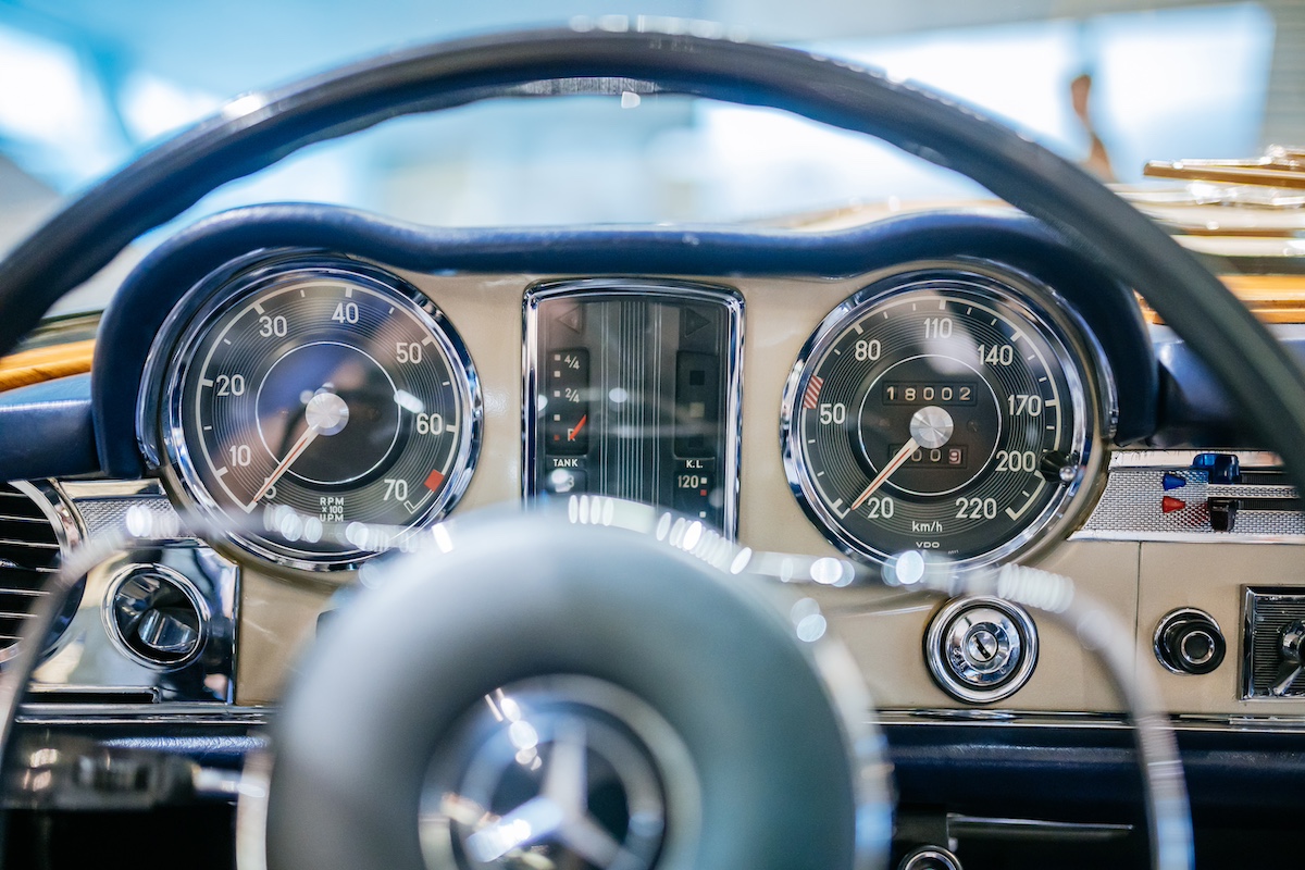 Mercedes-Benz 230 SL: la “Pagoda” che ha fatto la storia tra design e motorsport Mercedes-Benz 230 SL: la “Pagoda” che ha fatto la storia tra design e motorsport