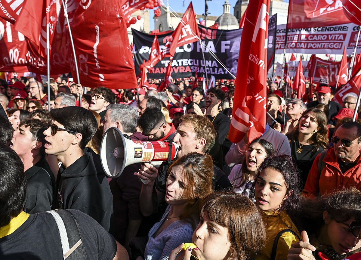 Sciopero generale a Milano: in 15mila alla mobilitazione nazionale dei sindacati di tutti i settori Sciopero generale a Milano: in 15mila alla mobilitazione nazionale dei sindacati di tutti i settori
