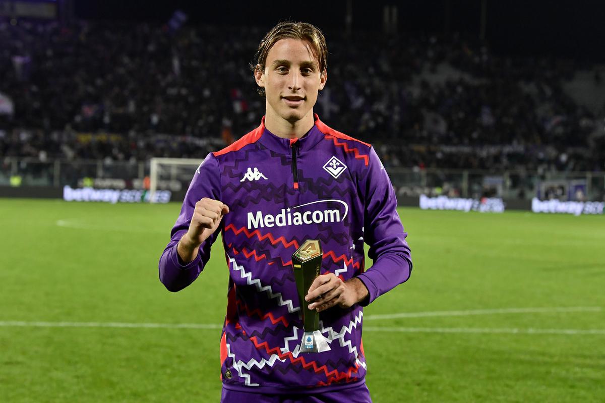 Fiorentina-Inter, malore in campo per il centrocampista viola Edoardo Bove: partita sospesa Fiorentina-Inter, malore in campo per il centrocampista viola Edoardo Bove: partita sospesa