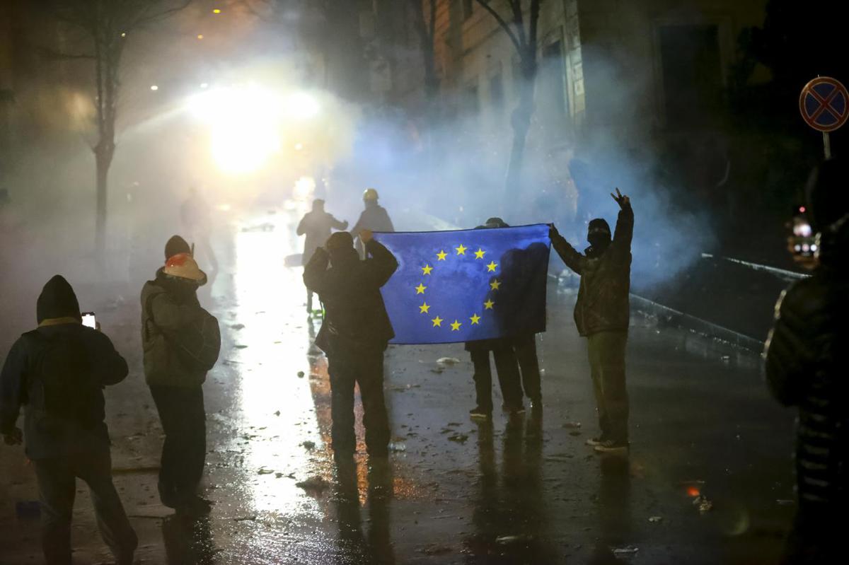 Ue, scontri in Georgia: protesta davanti al Parlamento, la Polizia disperde i manifestanti con i lacrimogeni Ue, scontri in Georgia: protesta davanti al Parlamento, la Polizia disperde i manifestanti con i lacrimogeni