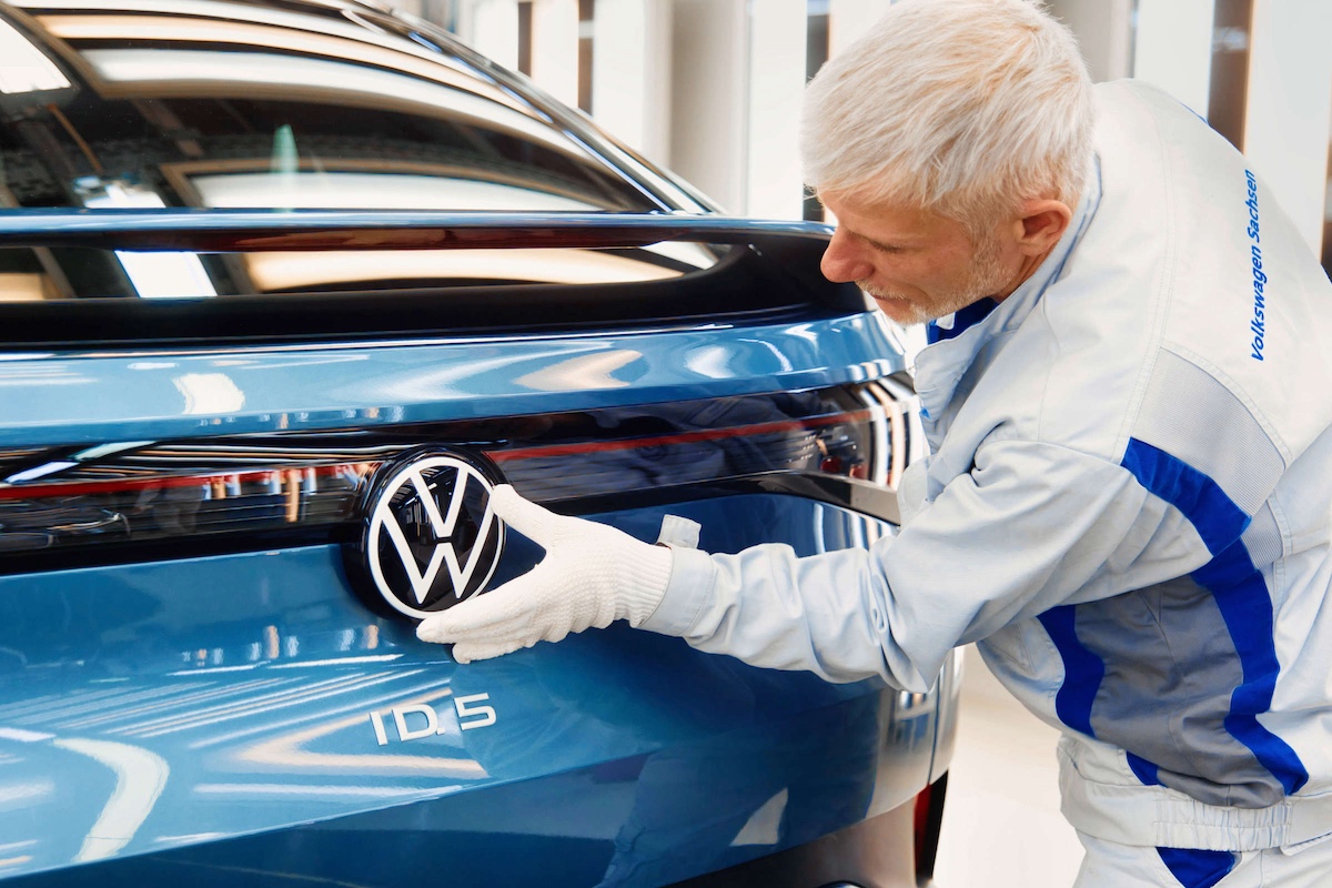 Volkswagen, insorgono i tedeschi: sciopero ad oltranza negli stabilimenti contro tagli e riduzione salariale Volkswagen, insorgono i tedeschi: sciopero ad oltranza negli stabilimenti contro tagli e riduzione salariale