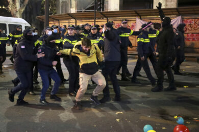 Georgia sotto sopra, ancora caos: a Tbilisi la polizia usa la forza, arrestato un leader della protesta