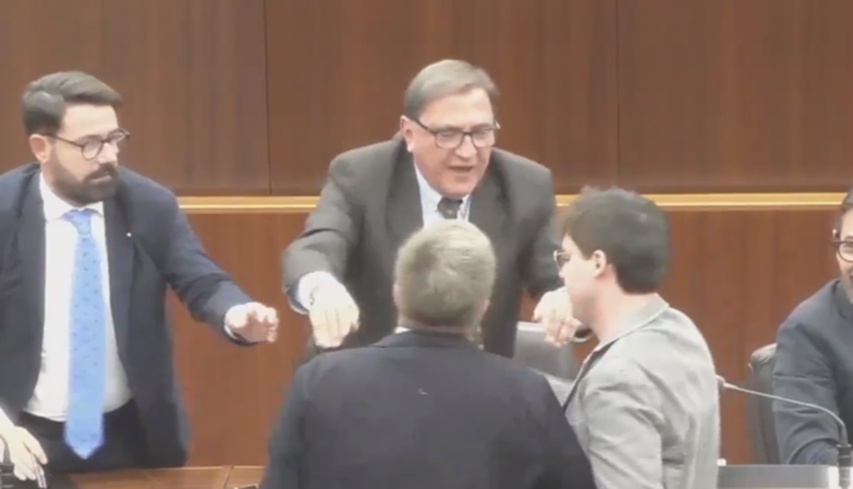 Regione Lombardia, rissa tra Romano La Russa e Majorino: seduta sospesa. VIDEO Regione Lombardia, rissa tra Romano La Russa e Majorino: seduta sospesa. VIDEO