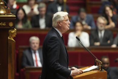 Ore decisive in Francia, in un paese diviso ma che non rischia il caos (istituzionale)