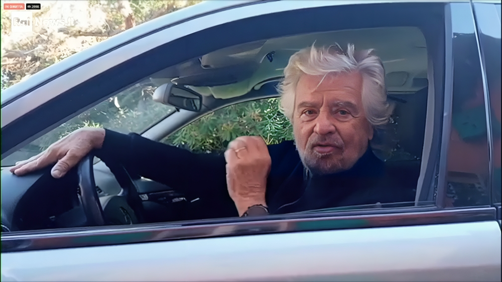 Grillo show a bordo di un carro funebre: “Il M5s è morto”. Poi l’attacco a Conte: “Ci ha distrutti”. VIDEO Grillo show a bordo di un carro funebre: “Il M5s è morto”. Poi l’attacco a Conte: “Ci ha distrutti”. VIDEO