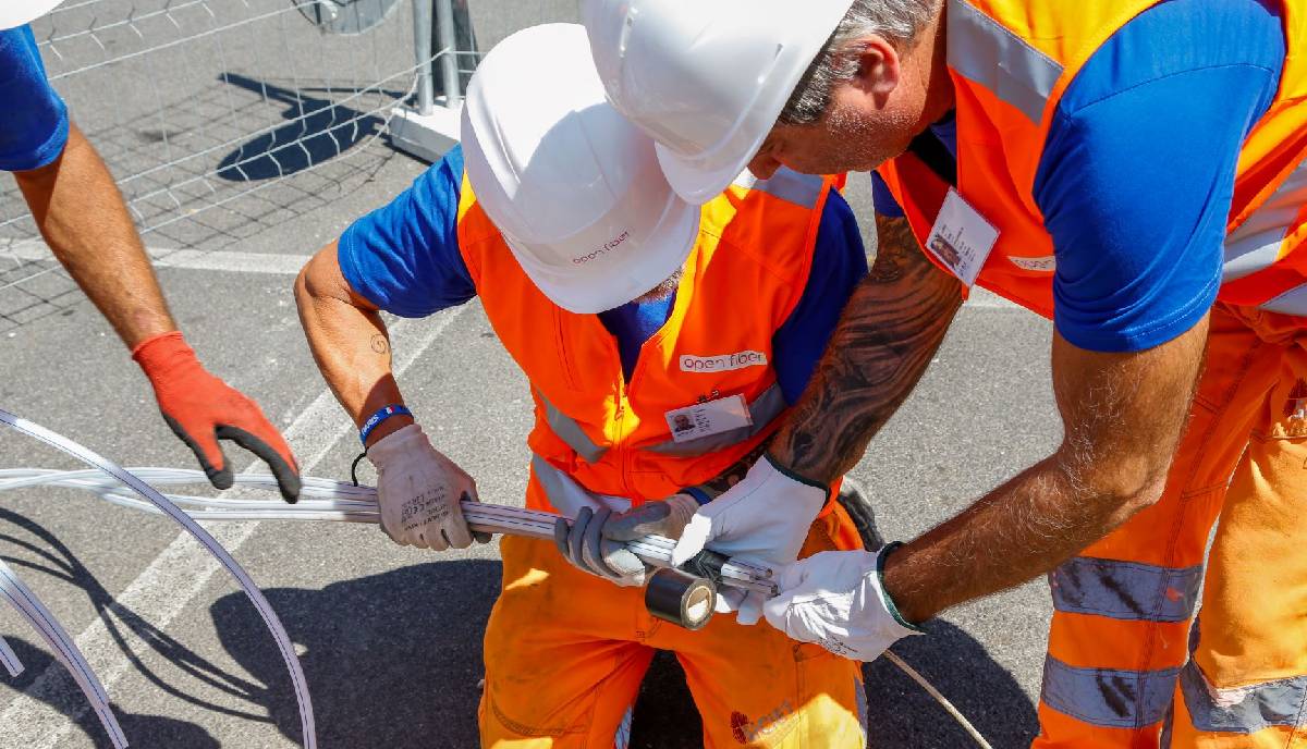 Tim, il governo non abbandona l’idea di uno switch off anticipato della rete in rame: un’ottima notizia per Open Fiber Tim, il governo non abbandona l’idea di uno switch off anticipato della rete in rame: un’ottima notizia per Open Fiber