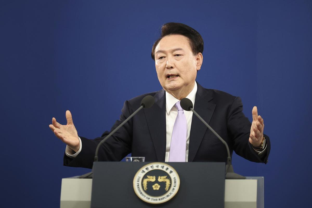 Corea del Sud a rischio golpe, chi è Yoon Suk Yeol: il presidente anti femminista che si crede Churchill Corea del Sud a rischio golpe, chi è Yoon Suk Yeol: il presidente anti femminista che si crede Churchill