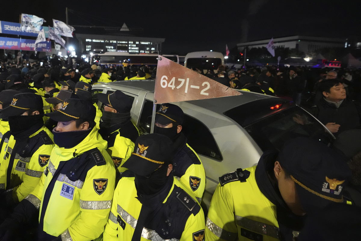 Corea del Sud, tensione alle stelle dopo la revoca della legge marziale. Il presidente Yoon verso l’impeachment. La Borsa di Seul resiste al caos: chiude a -1,44%