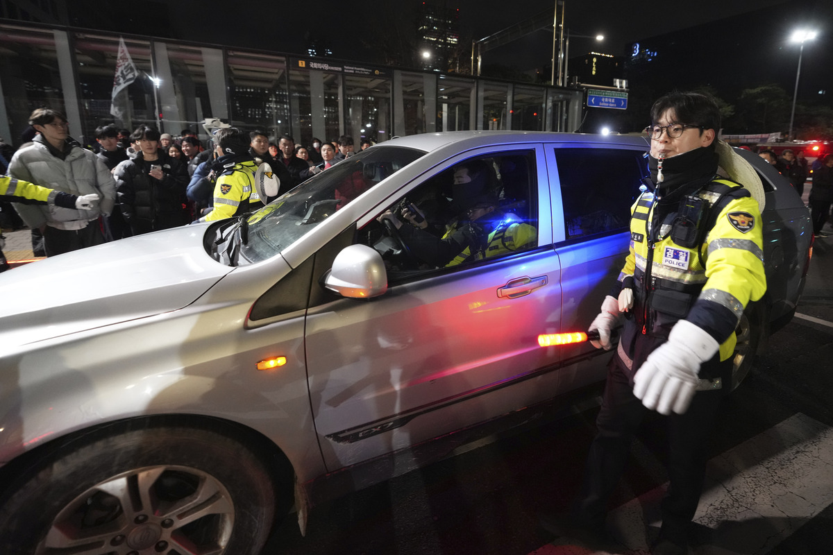 Corea del Sud, tensione alle stelle dopo la revoca della legge marziale. Il presidente Yoon verso l’impeachment. La Borsa di Seul resiste al caos: chiude a -1,44%