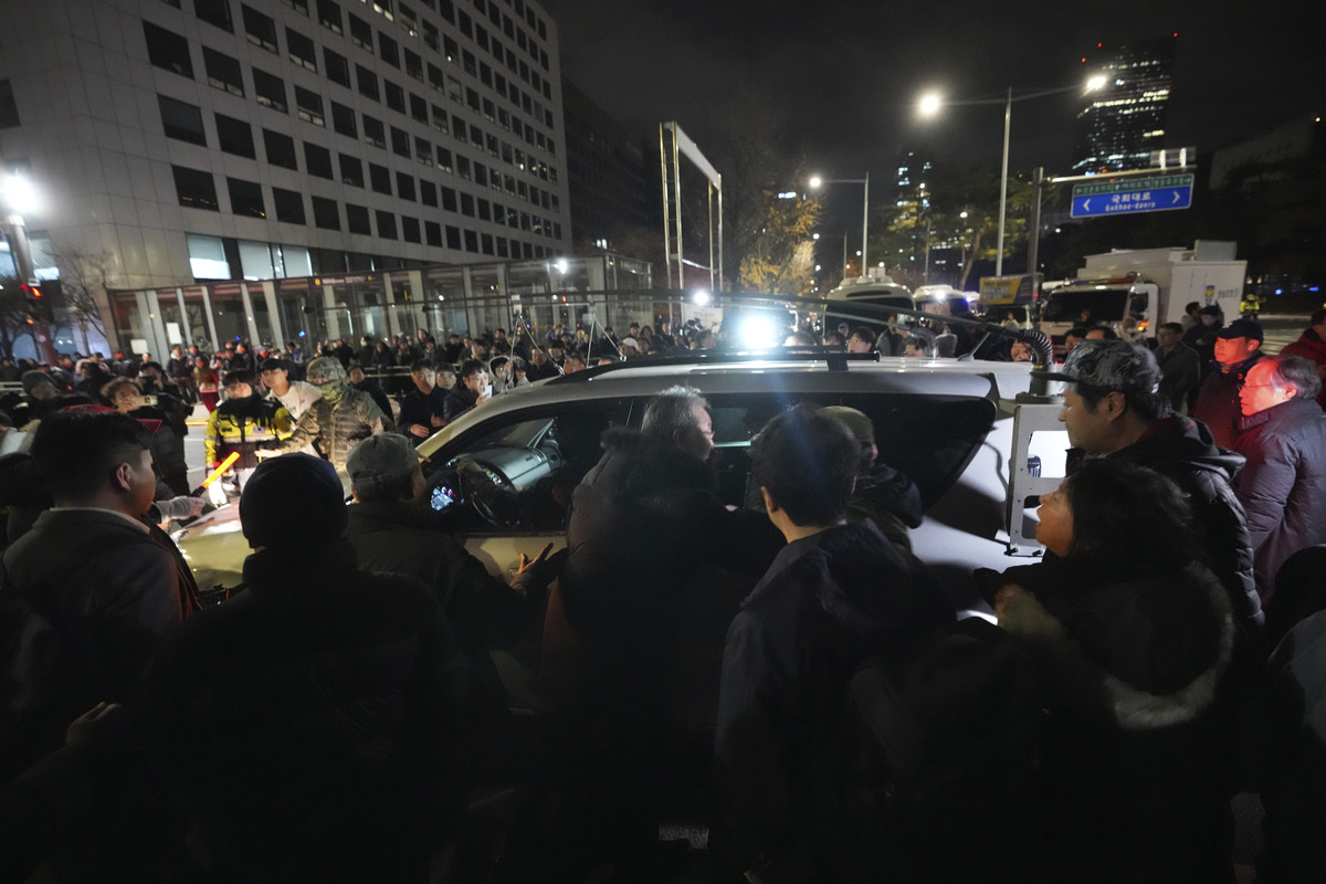 Corea del Sud, tensione alle stelle dopo la revoca della legge marziale. Il presidente Yoon verso l’impeachment. La Borsa di Seul resiste al caos: chiude a -1,44%