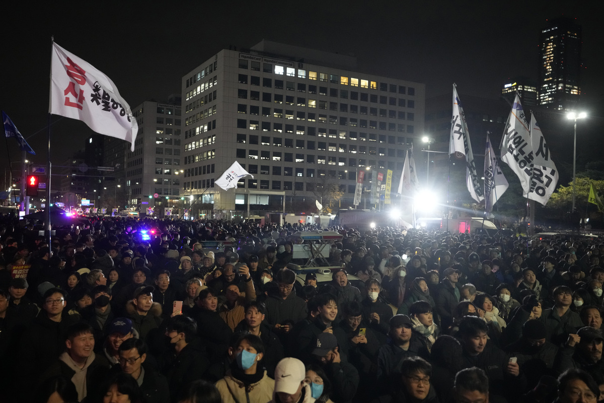 Corea del Sud, tensione alle stelle dopo la revoca della legge marziale. Il presidente Yoon verso l’impeachment. La Borsa di Seul resiste al caos: chiude a -1,44%